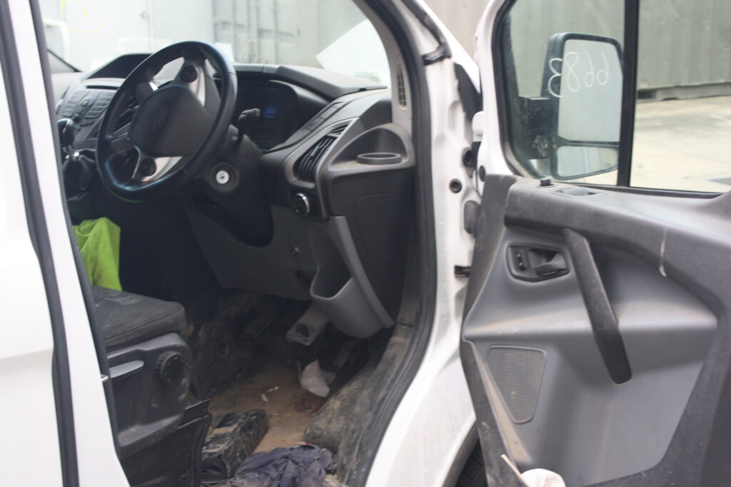 FORD TRANSIT CUSTOM 2015  – STOCK: 6683