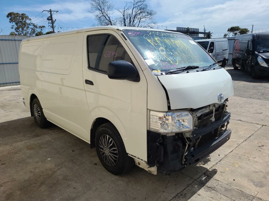 TOYOTA HIACE 2015  – STOCK: 6875