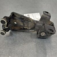 MERCEDES VITO 2015-2025 DOOR HINGE/RUNNER RH SLIDING DOOR ROLLER (CENTRE), 447,