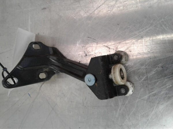 VOLKSWAGEN CRAFTER 2007-2017 DOOR HINGE/RUNNER UPPER, LH SLIDING DOOR ROLLER, 02