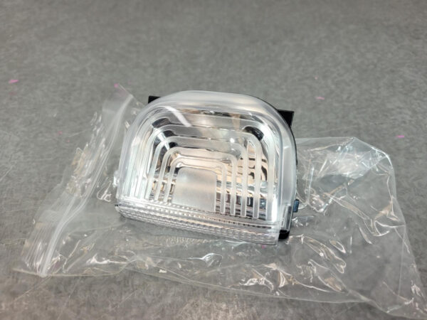 MERCEDES BENZ SPRINTER 05/2018-2024 NEW RIGHT DOOR MIRROR INDICATOR LENS ONLY