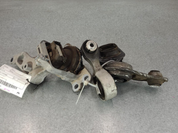 RENAULT TRAFIC X82 01/2015-2024 MOUNT FULL SET