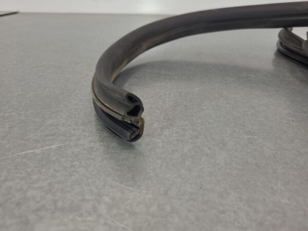 RENAULT TRAFIC BODY SEAL RUBBER RH FRONT RUBBER SEAL, X82, 01/15- 15 16 17 18 19 - Image 2