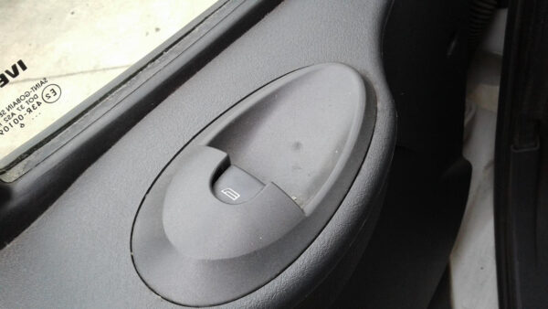 IVECO DAILY 2002-2006 LEFT FRONT POWER WINDOW SWITCH VAN - Image 3