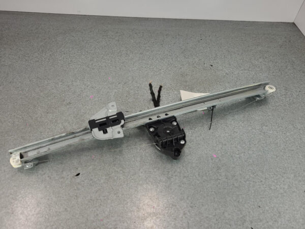 LDV DELIVER 9 07/2020-2024 RIGHT FRONT DOOR REGULATOR ASSEMBLY - Image 3
