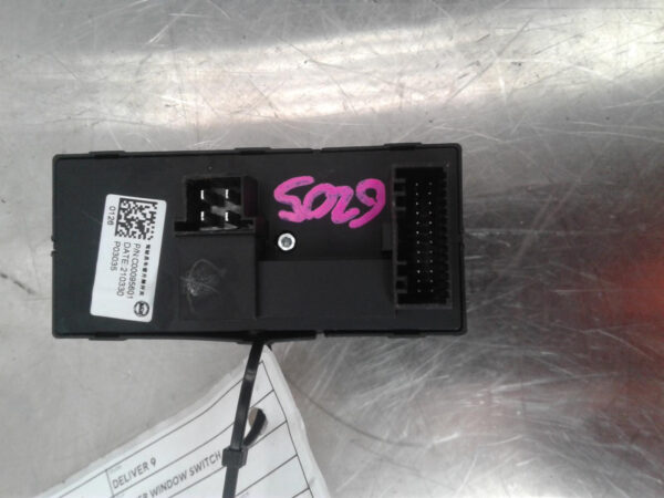 LDV DELIVER 9 07/2020-2024 POWER WINDOW RIGHT FRONT MASTER SWITCH - Image 2