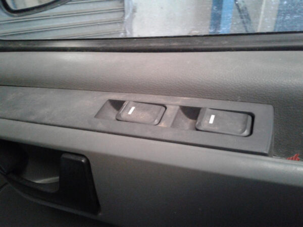 LDV V80 01/2013-12/2018 POWER WINDOW SWITCH LEFT FRONT/LEFT REAR/RIGHT REAR - Image 9